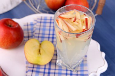 Bir bardak elma şarabı.