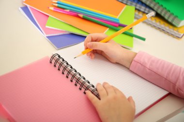 Çocuklar el üstünde defter vasıl okul sırası, portre çizim