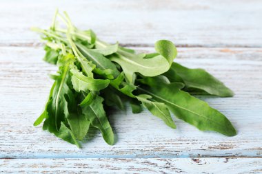 ahşap masa üzerinde yeşil roka yaprakları