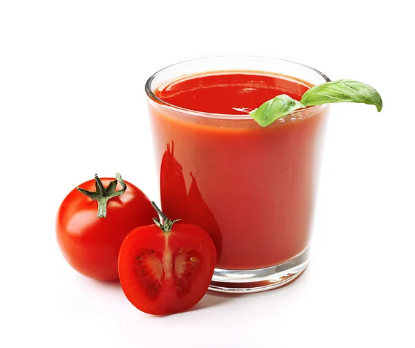 Стакан свежего томатного сока, изолированного на белом — стоковое фото