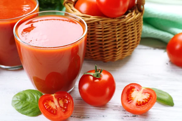 Vasos de jugo de tomate fresco en la mesa de madera, primer plano —  Fotos de Stock