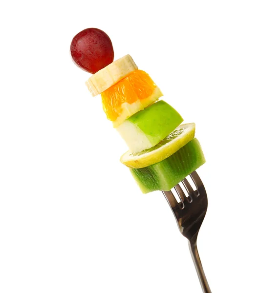 Spuntino di frutta su forchetta isolato su bianco — Foto Stock