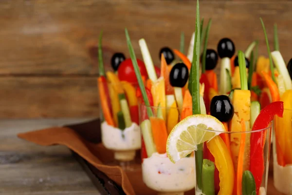 유리 그릇에 야채 스낵 — 스톡 사진