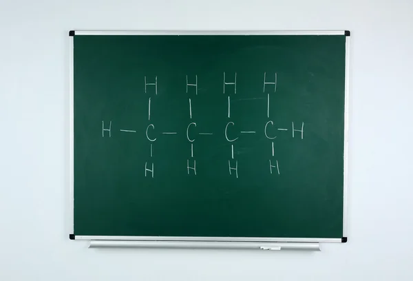 Molecuul modellen en formules op blackboard achtergrond — Stockfoto