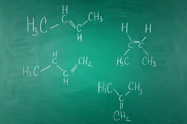 Molecuul modellen en formules op blackboard achtergrond — Stockfoto