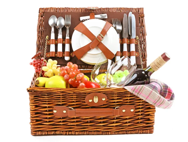 与食物、 餐具和桌布上白色孤立的柳条野餐篮子 — 图库照片