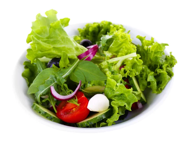 Verse groentesalade in schaal geïsoleerd op wit — Stockfoto