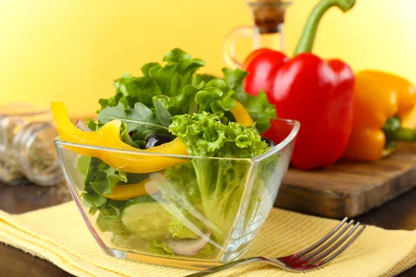 Verse plantaardige salade in kom op tafel close-up — Stockfoto