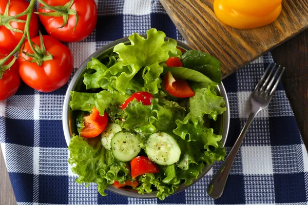 Salade de légumes frais dans un bol sur la table fermer — Photo