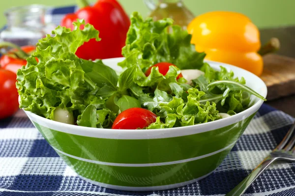Insalata di verdure fresca in ciotola sul tavolo da vicino — Foto Stock