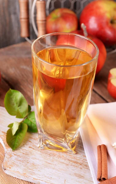 Verre de jus de pomme sur fond en bois — Photo