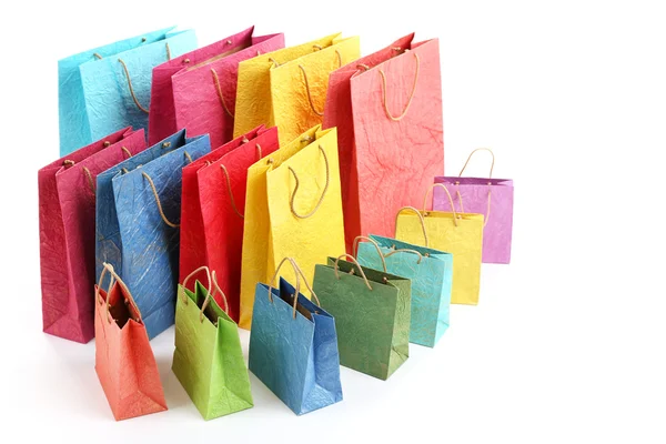 Sacos de papel de compras coloridos isolados em branco — Fotografia de Stock