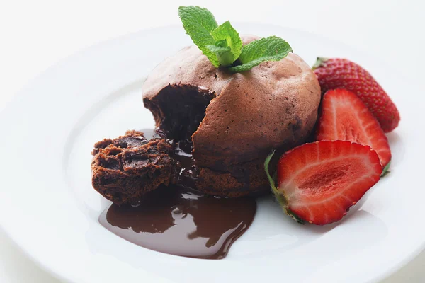 Schokoladenfondant mit Erdbeeren auf weißem Teller, Nahaufnahme — Stockfoto