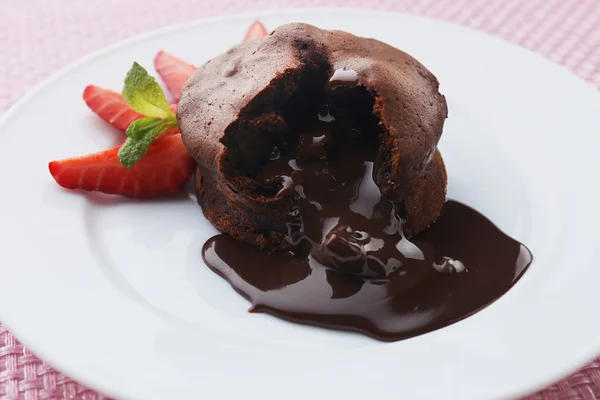 Schokoladenfondant mit Erdbeeren auf weißem Teller, Nahaufnahme — Stockfoto