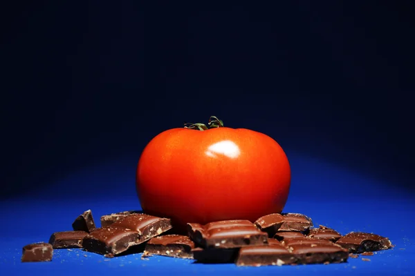 Begreppet hälsosamma och ohälsosamma mat på mörk bakgrund — Stockfoto