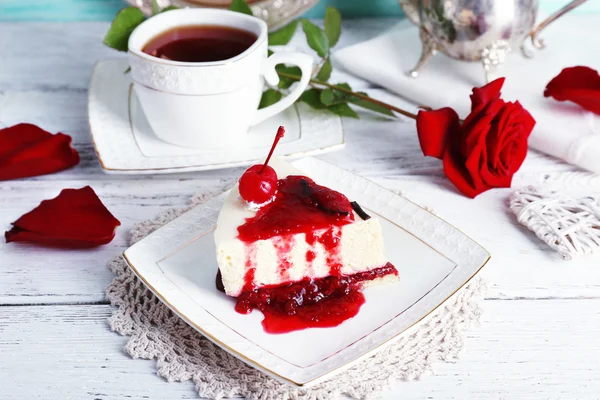 Leckeres Stück Käsekuchen mit Beerensauce auf Teller aus nächster Nähe — Stockfoto