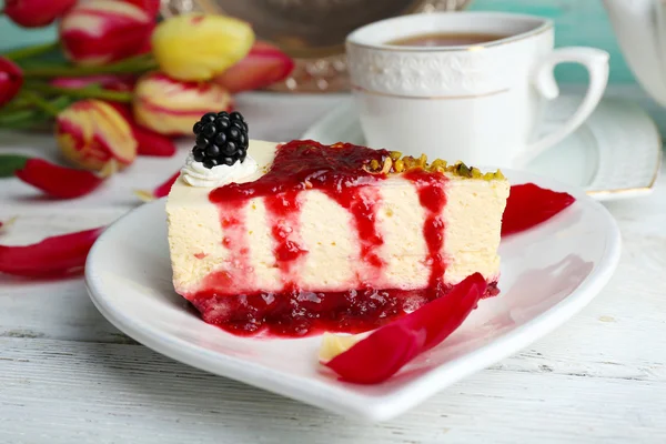 Leckeres Stück Käsekuchen mit Beerensauce auf Teller aus nächster Nähe — Stockfoto