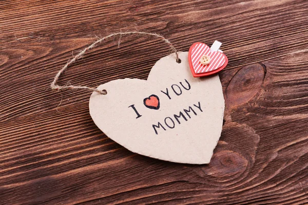 Inskriften jag älskar dig mamma på utklipp carton på trä bakgrund — Stockfoto