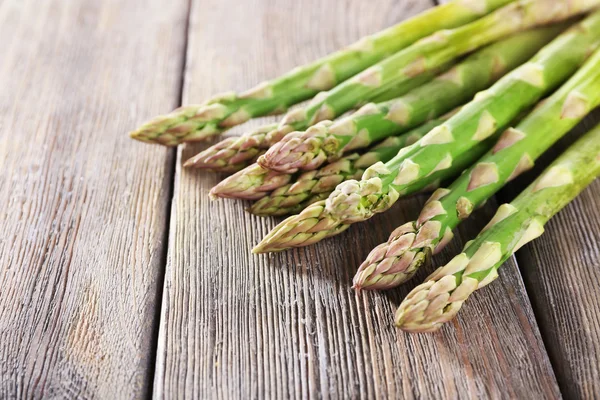 Frischer Spargel auf Holztisch, Nahaufnahme — Stockfoto