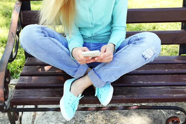 Hareket eden telefon, açık havada kadınla — Stok fotoğraf