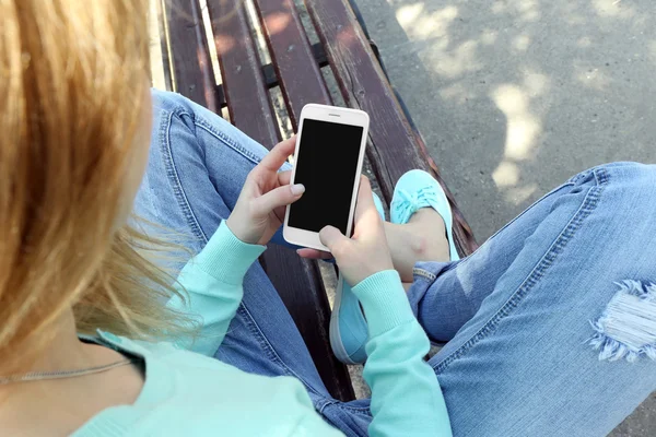 Hareket eden telefon, açık havada kadınla — Stok fotoğraf