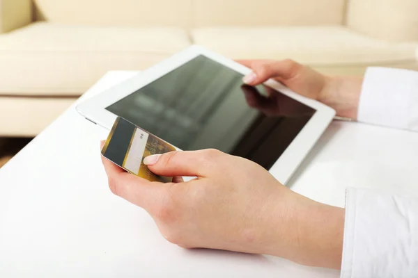 Female hands with tablet and credit card as online shopping concept — Stock Photo, Image