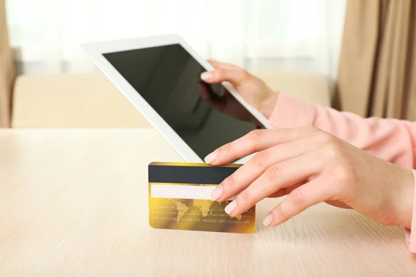Female hands with tablet and credit card as online shopping concept — Stock Photo, Image