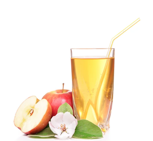 Glas appelsap en appels, geïsoleerd op wit — Stockfoto