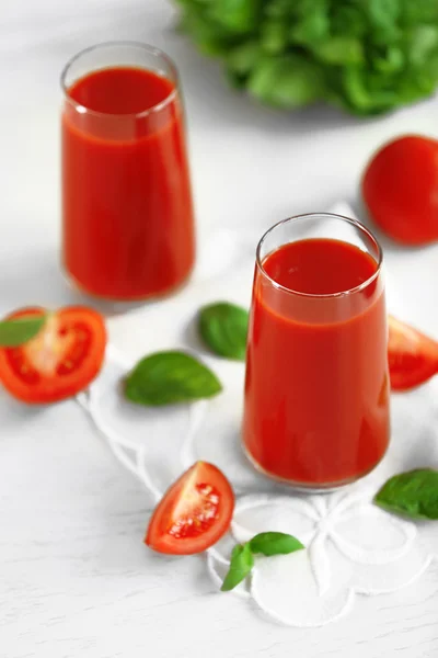 Jugo de tomate y tomates frescos en primer plano de mesa de madera —  Fotos de Stock