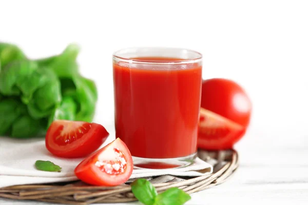Sok z pomidorów i świeżych pomidorów na drewniany stół szczegół — Zdjęcie stockowe