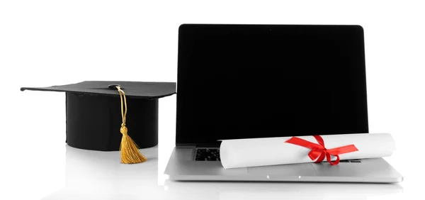Capa de graduação com laptop e diploma isolado em branco — Fotografia de Stock