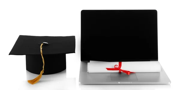 Avläggande av examen cap med laptop och diplom isolerad på vit — Stockfoto