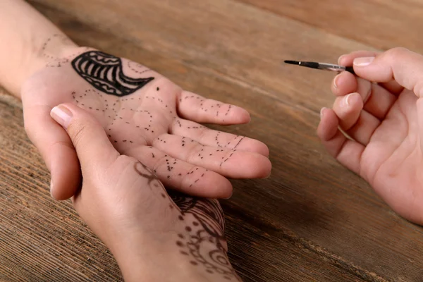 Proceso de aplicación de Mehndi en mano femenina de cerca — Foto de Stock