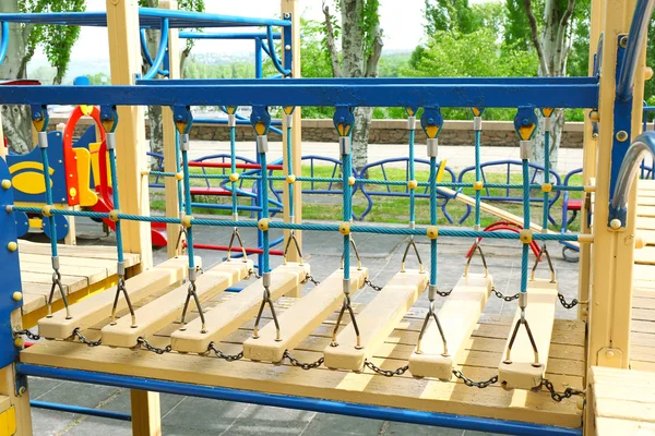 Kleurrijke speeltuin in openbaar park — Stockfoto