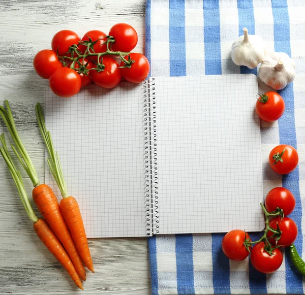 Offenes Rezeptbuch, Gemüse und Gewürze auf hölzernem Hintergrund — Stockfoto