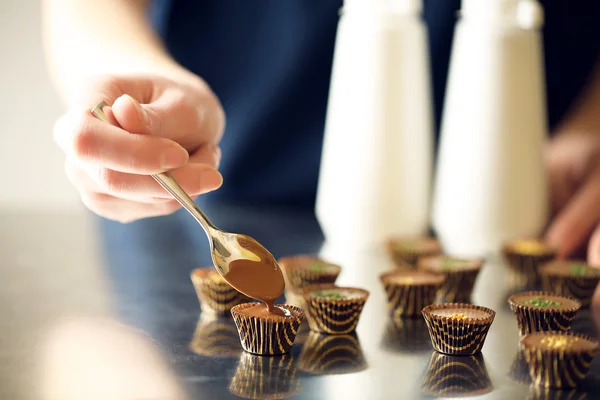 Preparación de dulces de chocolate hechos a mano, de cerca — Foto de Stock