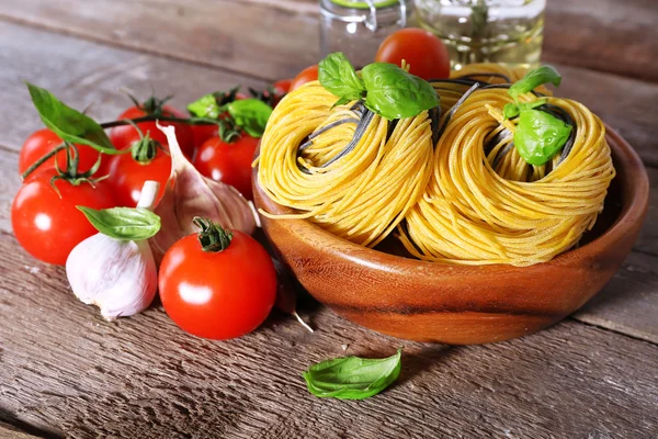 Pasta con tomates cherry —  Fotos de Stock