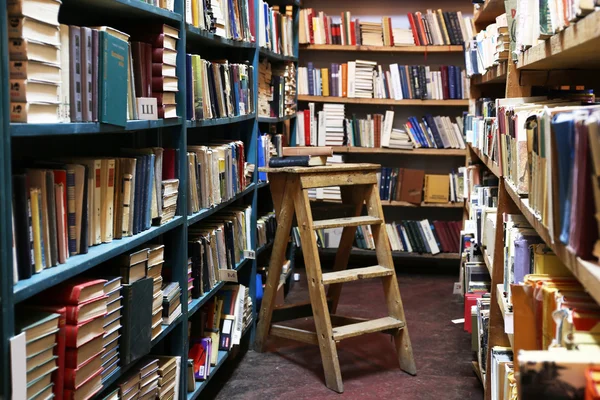 Books on bookshelf in library — Stock Photo, Image