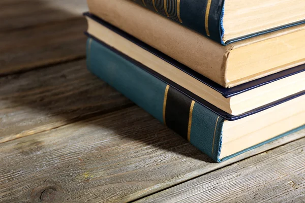 Oude boeken op houten tafel, close-up — Stockfoto