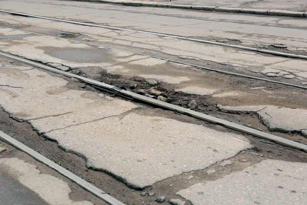 Nagyon rossz minőségű úton potholes és pocsolya — Stock Fotó