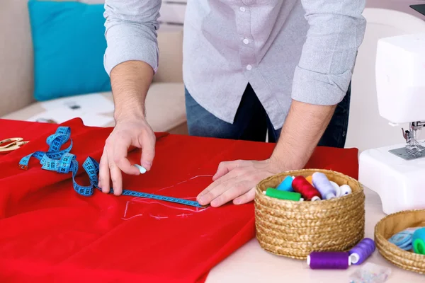 Tissu couturière homme sur table — Photo