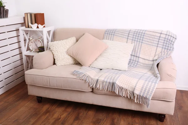 Moderne ruimte met comfortabele sofa, binnenshuis — Stockfoto