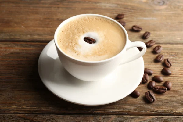 Copa de café arte latte con granos — Foto de Stock