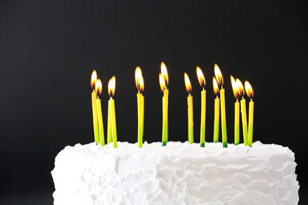 Pastel de cumpleaños con velas —  Fotos de Stock