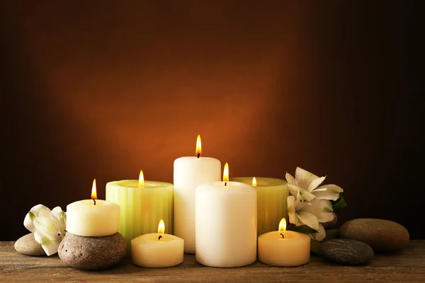 Composición con velas y piedras de spa —  Fotos de Stock