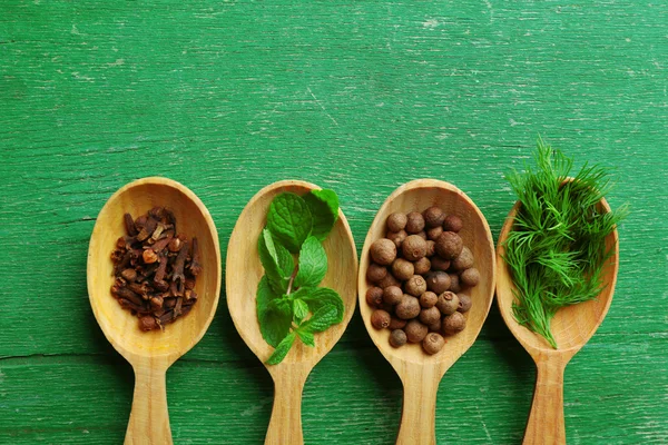 Cucchiai di legno con erbe fresche e spezie — Foto Stock