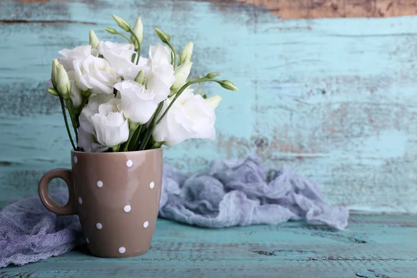 Schöne Blumen in Tasse — Stockfoto