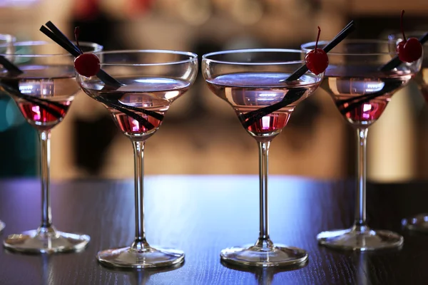 Glasses of cocktails on bar — Stock Photo, Image