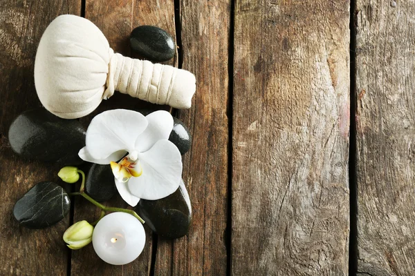 Flor de orquídea, tratamento de spa e seixos — Fotografia de Stock