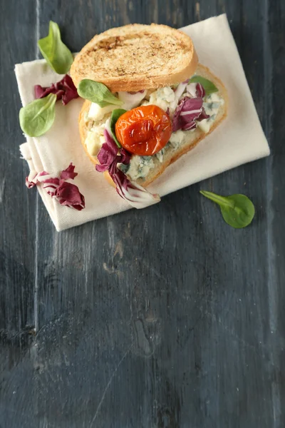 Sabroso sándwich sobre mesa de madera — Foto de Stock